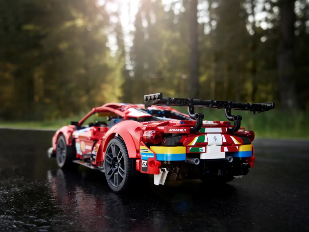 LEGO Technic Ferrari - ujęcie z tyłu, w deszczu, na szosie wśród drzew