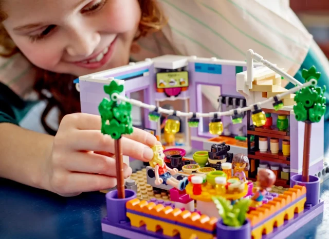 Dziewczynka bawiąca się zestawem LEGO Friends Jadłodajnia w Heartlake