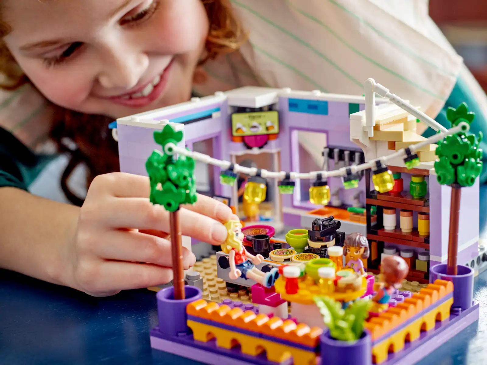 Dziewczynka bawiąca się zestawem LEGO Friends Jadłodajnia w Heartlake