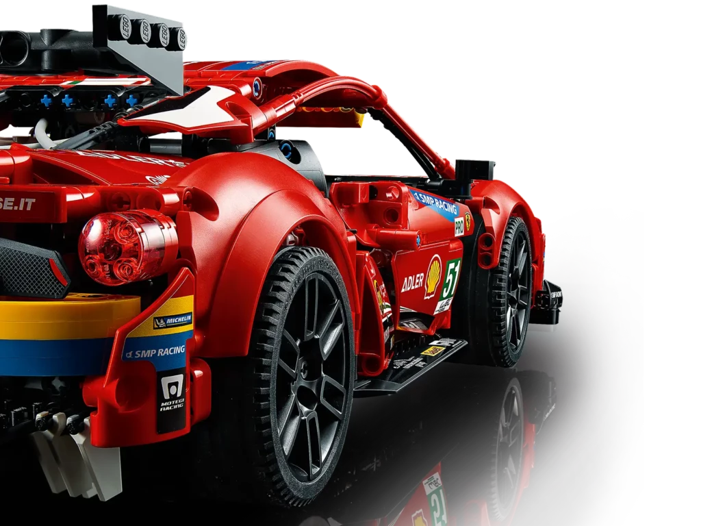 LEGO Ferrari 488 GTE z bliska - ujęcie z tyłu supersamochodu