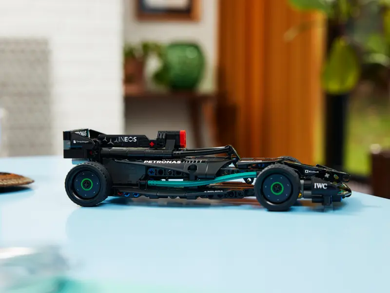 Prezentacja modelu LEGO 42165 Mercedes-AMG F1 W14 E Performance Pull-Back