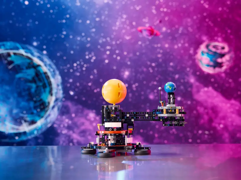 Model LEGO 42179 Planeta Ziemia i Księżyc na orbicie