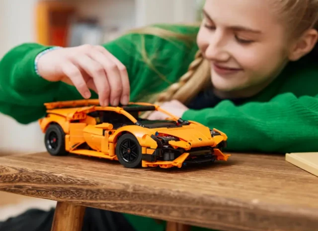 Zabawa modelem LEGO 42196 Pomarańczowe Lamborghini Huracán Tecnica