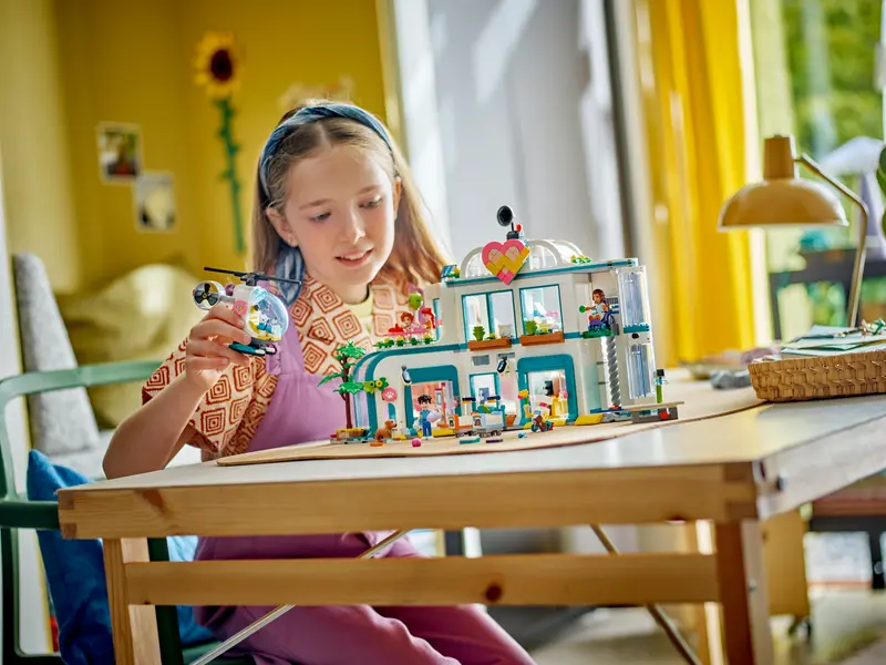 Zabawa modelem LEGO Friends 42621 - Szpital w mieście Heartlake