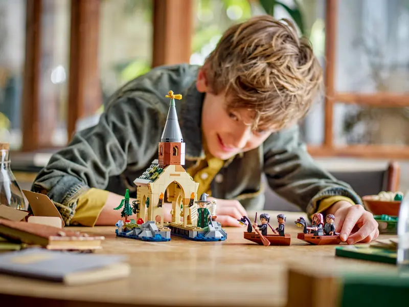 Zabawa zestawem LEGO 76426 Harry Potter Dom na wodzie przy Hogwarcie™